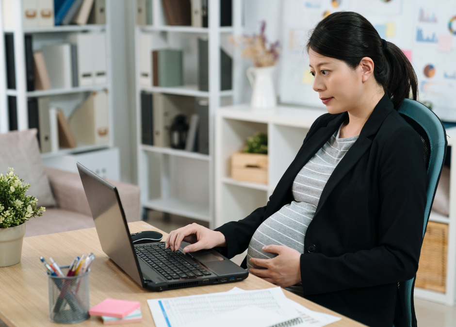 Pregnant mother on laptop